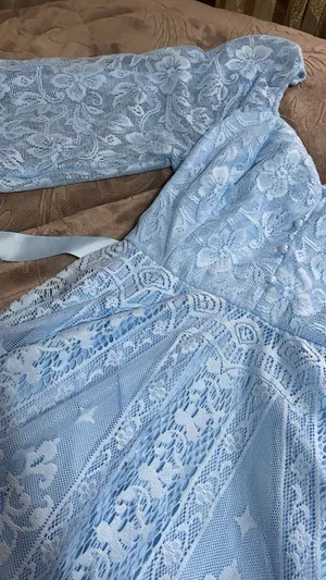 فستان سهرة قصير نوعا ما لونه ازرق سماوي