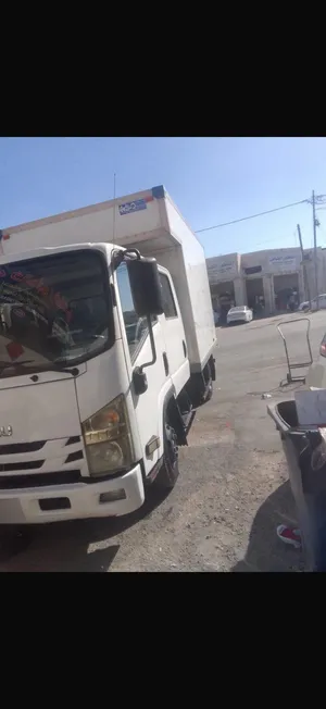 سيارة ايسوزو شاحنة 2016 وارد وكالة ديزل بحالة جيدة مع عيوب سطحية