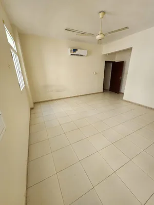 غرفه غير مفروشه لشخص واحد فقط بها حمام
