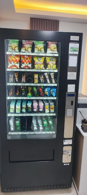 ماكينة بيع ذاتي Vendo إيطالية مبردة للسناكات والمشروبات – Vending Machine