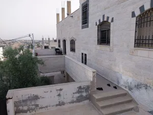 منزل مستقل في بيت راس طابقين 3 شقق