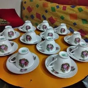 طقم شاي صيني روميو وجوليت غير مستخدم خارج نيش مكون من 12فنجان شاي ب12طبق فنجان وبراد كبير وسكرية