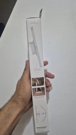 مصباح LED عملي وأنيق، مناسب للاستخدام في المنزل أو المكتب أو السيارة.