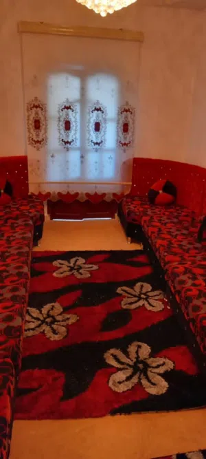 وا متوفر بطاقه طقم كنب مستعمل نظيف جدا شامل بساط وا ستار بي مقاس كبير وا توفير خدمت توصيل مجاني