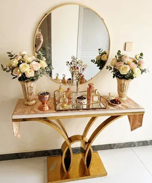 طاولة ممر مع المرآت