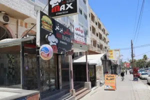 محلات تجارية الايجار في شارع الجامعة اليرموك منطقة مميزة و معروفة