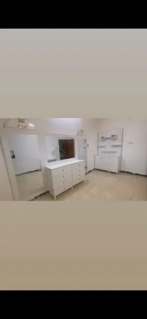 ملحقات صالون وميز مع مرايات