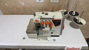 آلة خياطة أوفرلوك صناعية (Overlock/Serger) من نوع SunSure، مزودة بمحرك مباشر ولوحة تحكم رقمية.