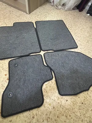 طقم فرشات أرضية للسيارة (موكيت/سجاد رمادي اللون) مكوّناً من أربع قطع لسيارات الفورد من 2011ل2015