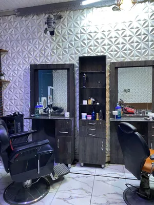 اثاث محل حلاقة استخدام قليل بسعر الجملة اثاث كامل ميز ومرايا ورفوف وكراسي وتخم ومغسلة ومكائن