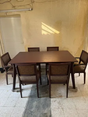 طاولة طعام مع كراسي