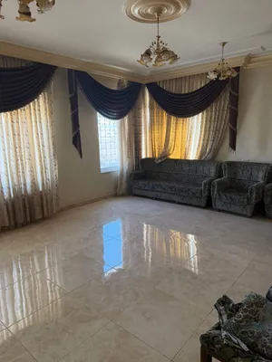 3غرف نوم صاله وصالون 3 حمامات  مطبخ بلكونه سده يوجد سخان شمسي  3 تنكات ميه  كيزر ايضاً