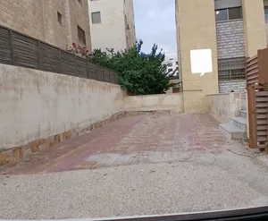 شقة مميزة ارضي مع ترس ومدخل خاص في منطقة دير غبار