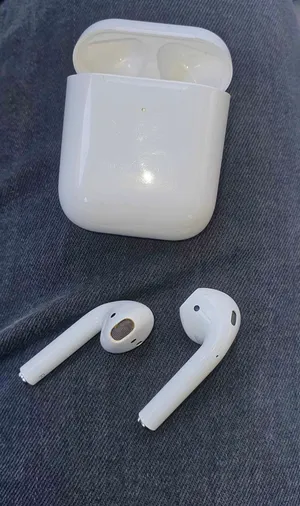 سماعاتين aipods2 اصلي محمولة مستعملة وحدة بجودة جيدة وثانية بجودة متوسطة البيع مع بعض 40 دينار