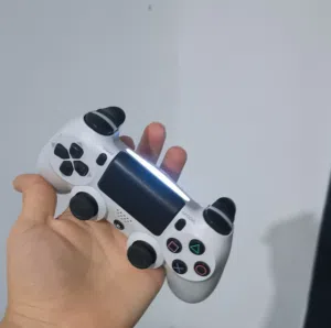 السلام عليكم   يد ps4 للبيع اصليه جايه معا 4 برو  حاجه الله يبارك استعمال خفيف للبيع  السعر