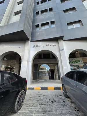 محل تجاري بابين على شارع الجامعة الأردنية مباشرة، 45م2 أرضي + سدّة 42م2 بدرج داخلي.