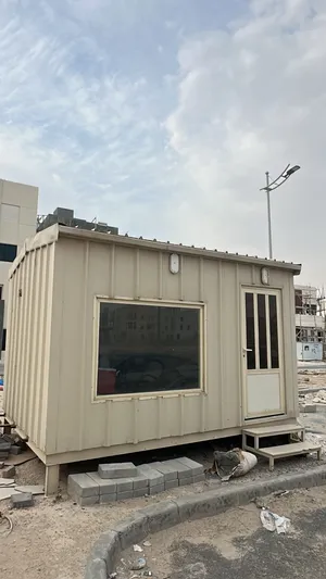 اربعه بثلاثه و يتركب فيه مكيف و ثابت ساندويتش بلس