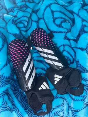 (كسارات) واقيات ساق Adidas أصلية مقاس M
