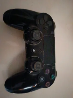 يد ps4 الاصلية مستعملة فيها مشكلة وحدة في المارشة بس
