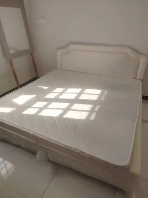 سرير مزدوج و مرتبة ( حالة ممتازة جدا)