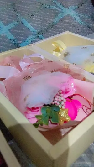 Beautiful Mini Artificial Flower Bouquet in Gift Box باقة ورود صناعية بتصميم جميل في صندوق ه