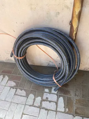 أنبوب مياه أسود بسمك إنش واحد، وطول 50 مترًا