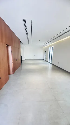 للبيع فيلا فاخره بتشطيبات luxury فى الخوض الرابعهVIP