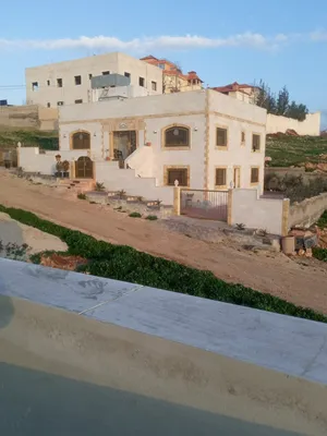 الأرض 500متر البناء 230متر طابقين حجر أربع واجهات مزروعه كامله على داير البيت تشطيب سوبرديلوكس ساعه