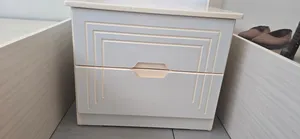 طاولة سرير جانبية جديدة (كومودينو) بأدراج عملية و كبيرة جدا مصنوعة من High density MDF ذات جودة