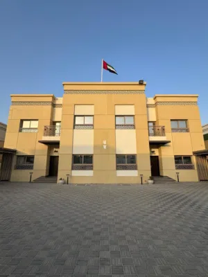 للبيع فيلا في غاردين سيتي مجمع شموس الشارقه