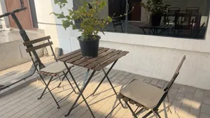 كرسي مكتب وطاولة وطاولة حديقة مع كرسين