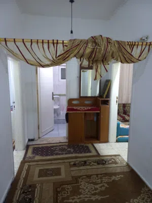 شقتين مفروشتين الواحده غرفتين نوم ومجلس حمام ومطبخ مجهز بالكامل.