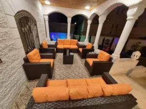 صار 260 دينار يلا عيشو طقم راتان برتقالي فخم 10 مقاعد مع طاولة وسط 290 دينار