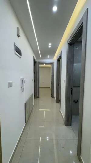شقه طابق شبه ارضي للبيع مساحه 135 متر في جبل النصر