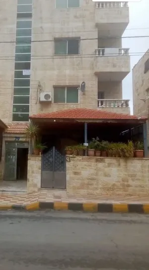 شقة للبيع موقع مميز وحيوي قريب من مطار ماركا ودوار الطائرة ومحلات تجارية ومخبز ومطاعم