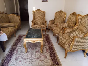 صالون مذهب 4كراسي و ترابيزة رخام و كنبة
