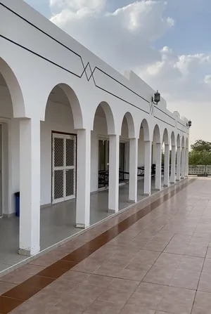 للبيع مزرعه فخمه فيها فيلا وحوض وزراعه منطقة اليفر 1 شارع خورفكان الجديد مميزه 560،000 الف قدم