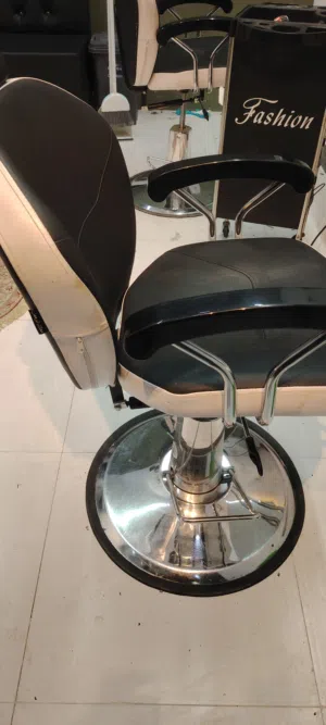 كراسي عدد اثنين للبيع مع غنفات جلوس عدد اثنين