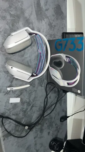 سماعة logitech G733 للبيع استعمال خفيف جداا