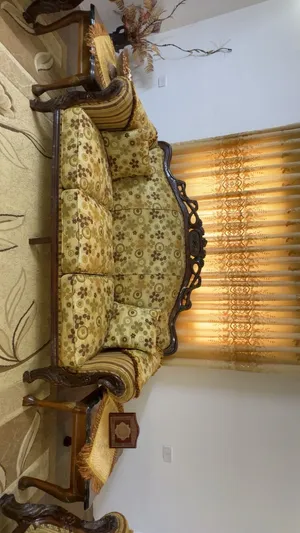 كنب مستعمل للبيع 9 مقاعد ثلاثيه وثنائيتين ومقعدين مفرد مع طاوله وسط وطاولات 2 جانبيات