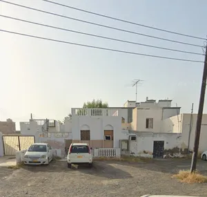 فرصة ذهبية منزل كبير بمساحة ارضين بسعر ارض واحده بالقرب من العريمي بوليفارد وسوق السيب وسوق الخوض