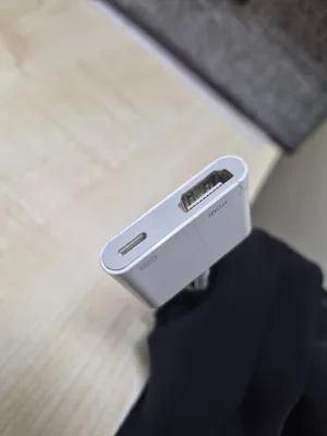 محول الآيفون إلى HDMI (مثل محول Apple Lightning إلى HDMI Digital AV) هو جهاز صغير يتيح لك توصيل هاتف