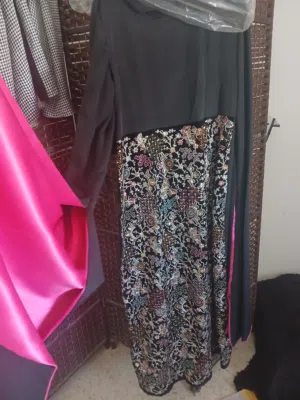 فستان للسهره اسود مزكرش من تحت مع اكمام طويله مدخل بها للون زهر