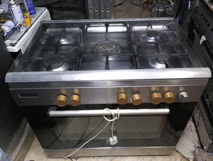 طباخه مع فرن خمس عيون شبه جديده بقمة النظافه(Electrolux)قابل للتفاوض