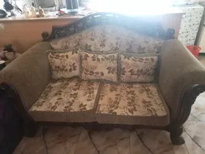 كنب وطاولات ومجموعة اغراض بحاله جيده للبيع في إربد بسعر مغري