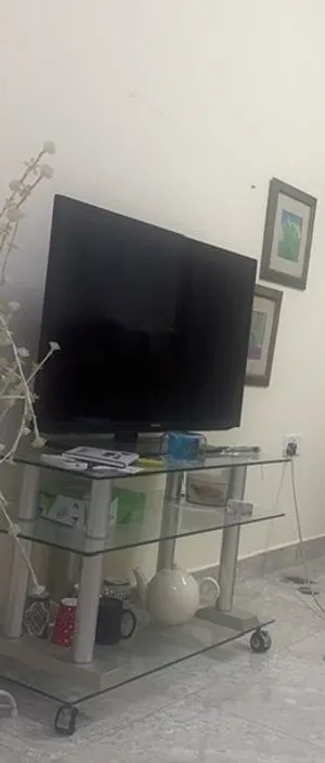 شاشة سامسونغ للبيع مع الطاولة والسيرفر