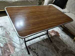 ترابيزة ميلامين قابلة للطى بحالة جيدة للبيع