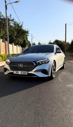 مرسيدس بنز E 200 موديل 2024 فضي مع ميزات فاخرة ومرخصة للبيع