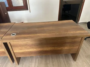 2 طاولة مكتب و مكتبه وكراسين