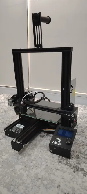 طابعه 3d ender 3 pro نظيفه ومعدله مع بكره بلاستيك اسود كيلو esun